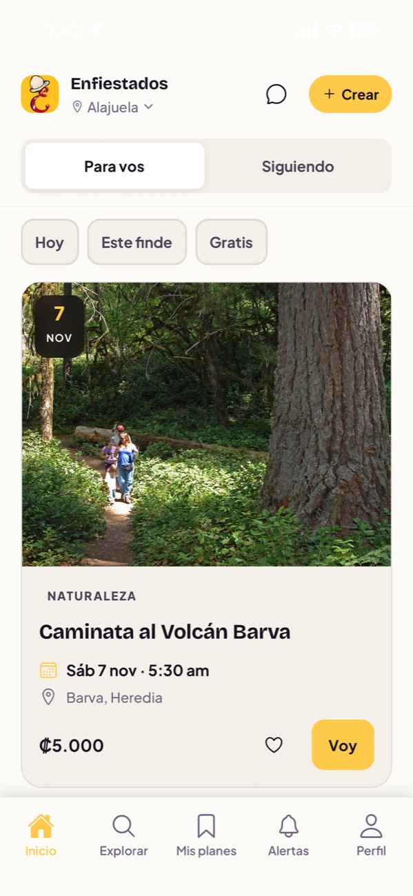 Pantalla de inicio de Enfiestados con el feed de eventos